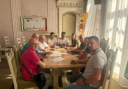 Firma della convenzione nel Palazzo del Municipio, a partire da destra: l'assessore Bruno Olivero, il prosindaco del Municipio di Valmala Andrea Picco, il Sindaco Ezio Donadio, la vice-sindaca Beatrice Aimar, gli assessori Giovanni Cismondi e Lucia Rosso, il consigliere Gianpiero Marino della CRI Busca, i presidenti dei Comitati della Croce Rossa di Busca e Melle Sergio Fino ed Enrico Giubergia